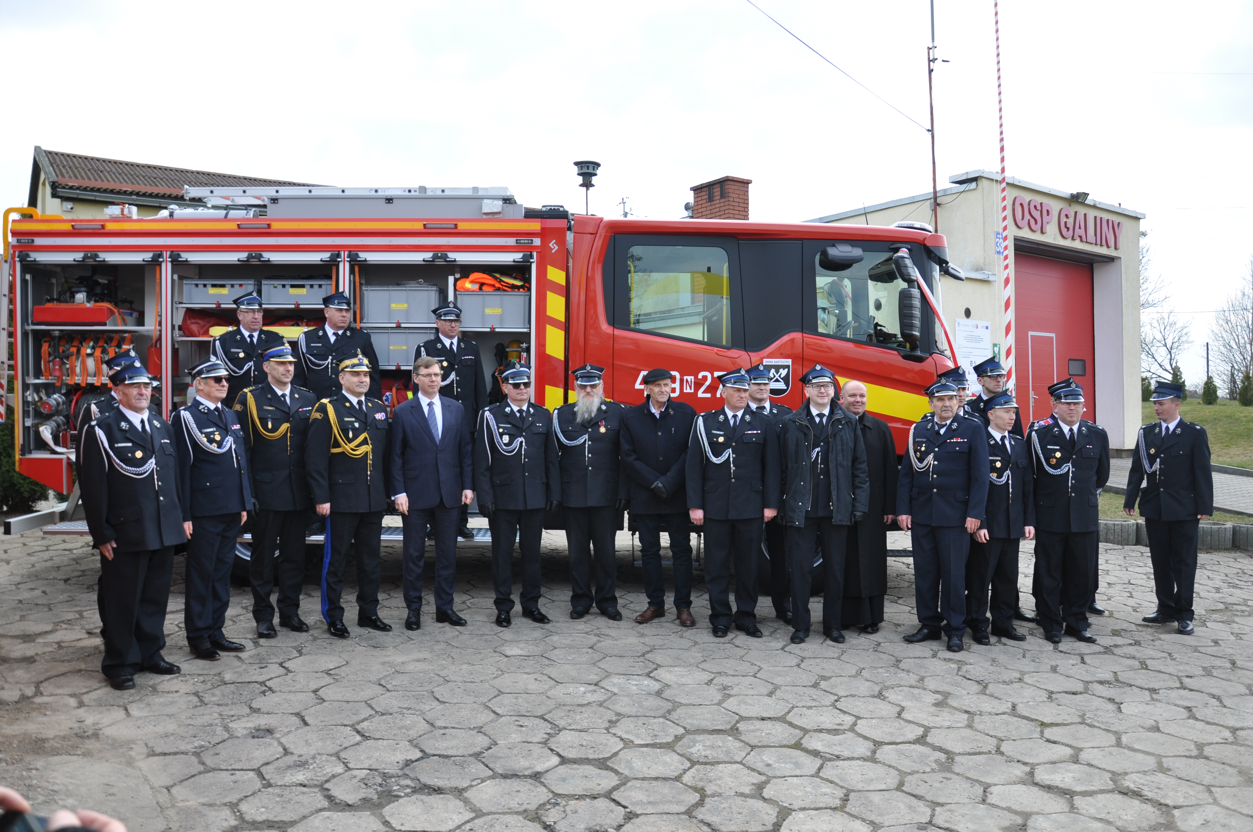 Ilustracja do informacji: Przekazanie pojazdu pożarniczego OSP w Galinach