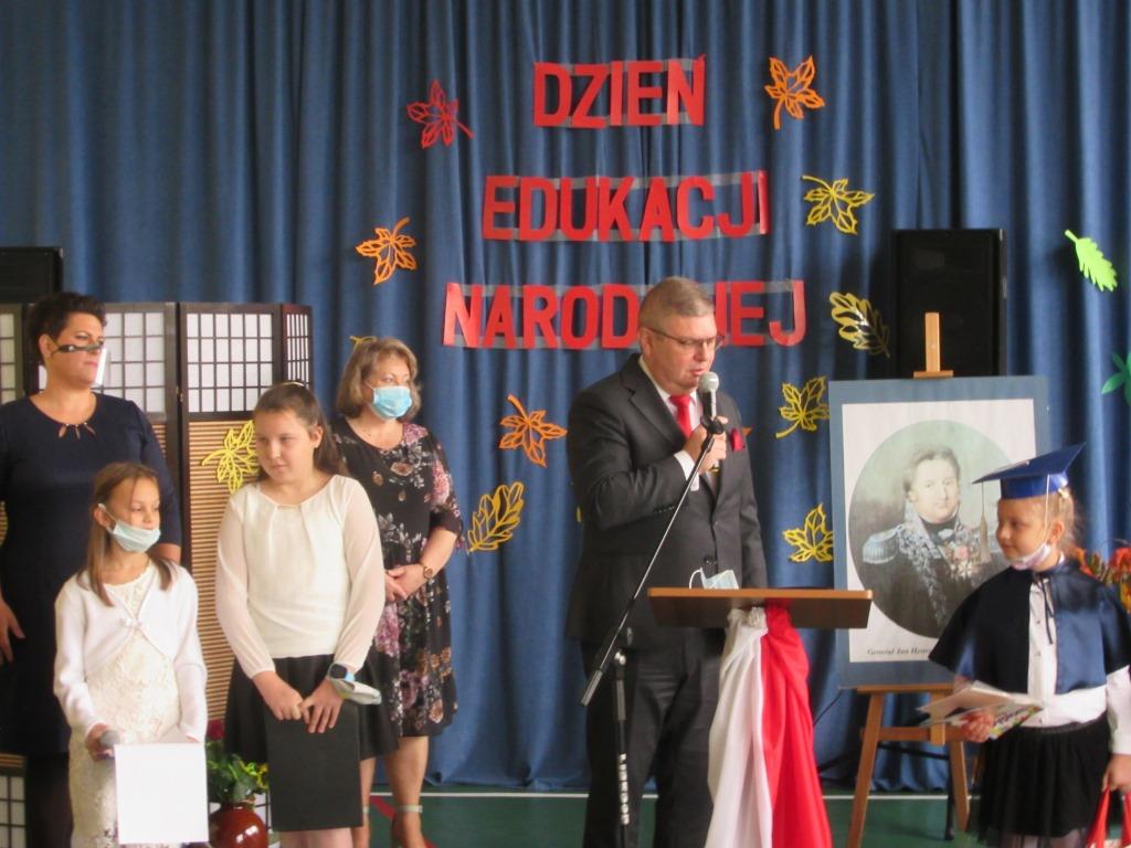 Ilustracja do informacji: Pasowanie na ucznia w Szkole Podstawowej im. J. H. Dąbrowskiego w Żydowie